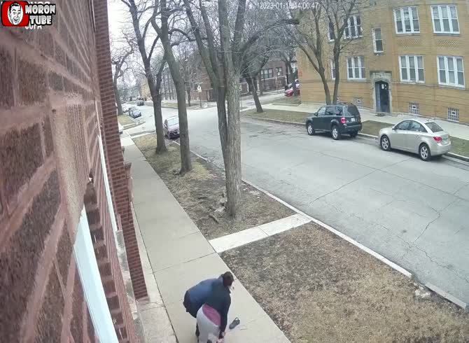 Video :An attacker attempting to rob her is shot and killed by an off-duty police officer